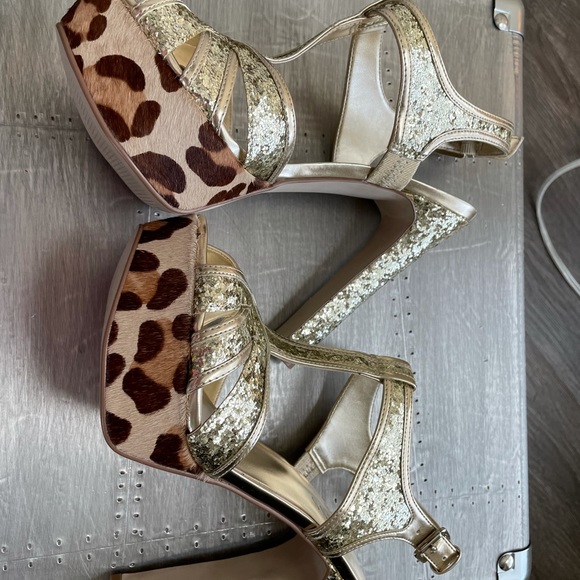 New Guess gold sequin INDRINA haircalf platform t strap sandals heels 6.5 - Picture 9 of 13